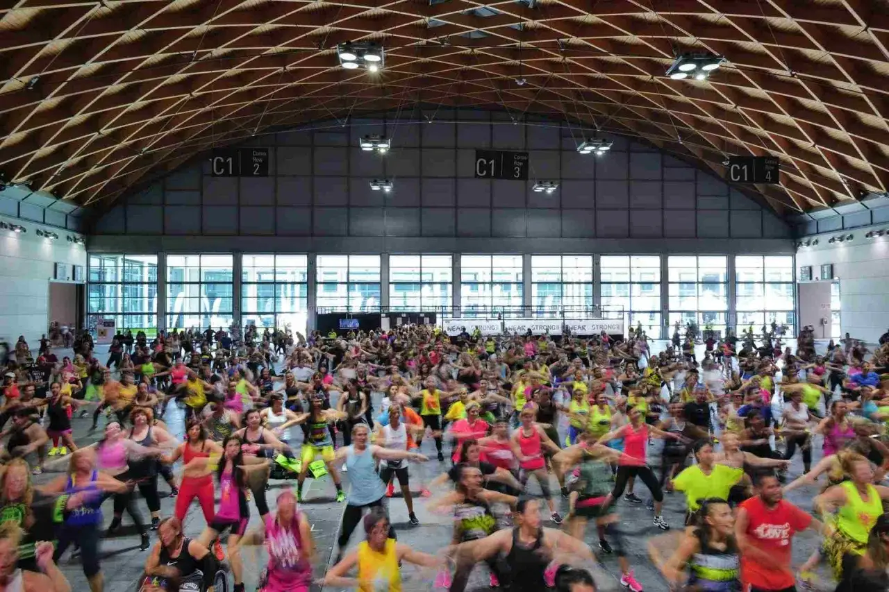 Centinaia di persone ballano a ritmo di musica durante la fiera dello sport Rimini.