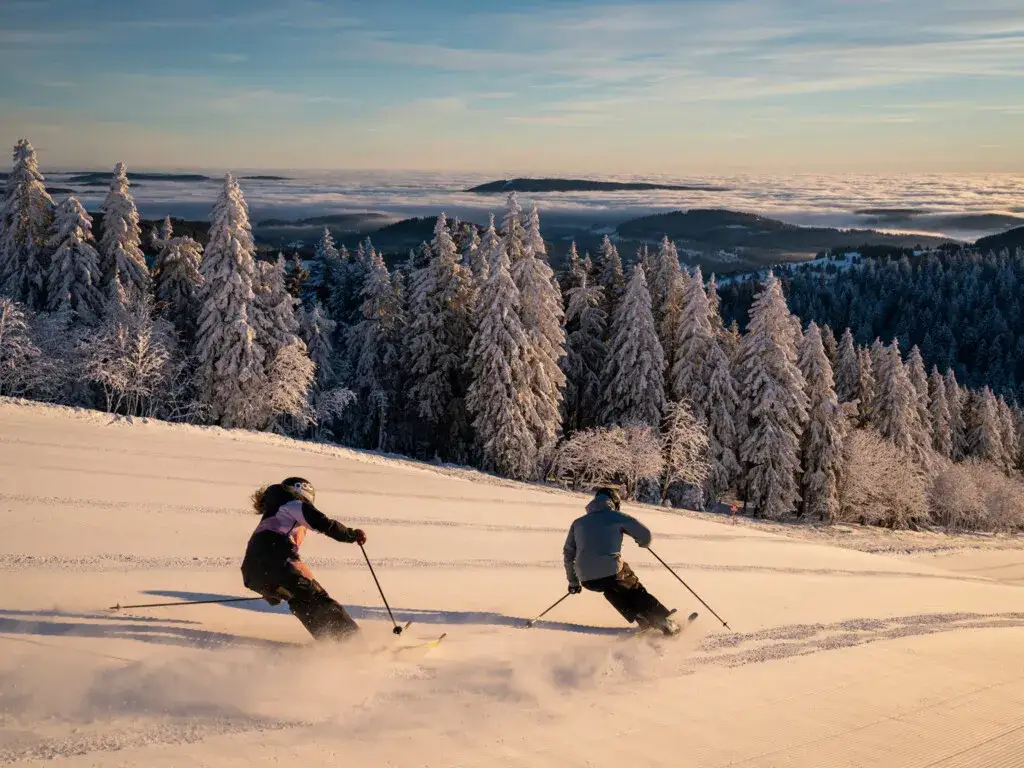 Skigebiet Feldberg im Winter mit Skifahrern