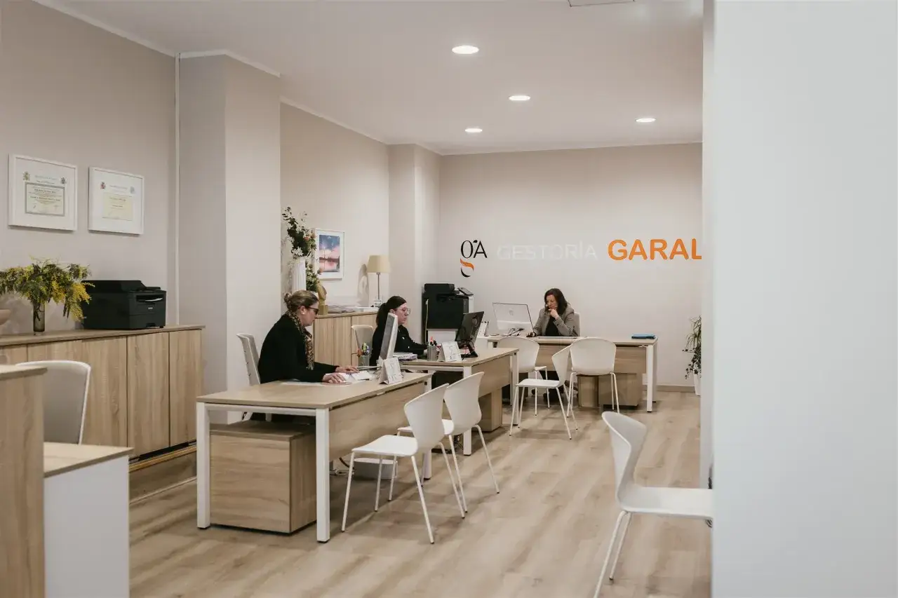 Oficina de gestor&iacute;a con tres mujeres trabajando en sus escritorios. Se explica la diferencia entre gestor&iacute;a y asesor&iacute;a.