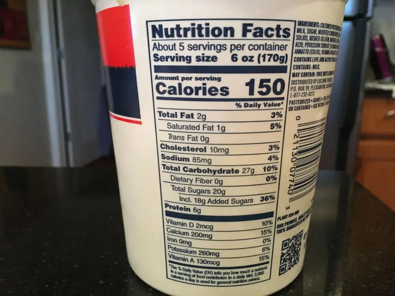 Etiqueta nutricional de un envase de yogur, detalla las calorías y otros datos de los alimentos. 150 calorías por porción.