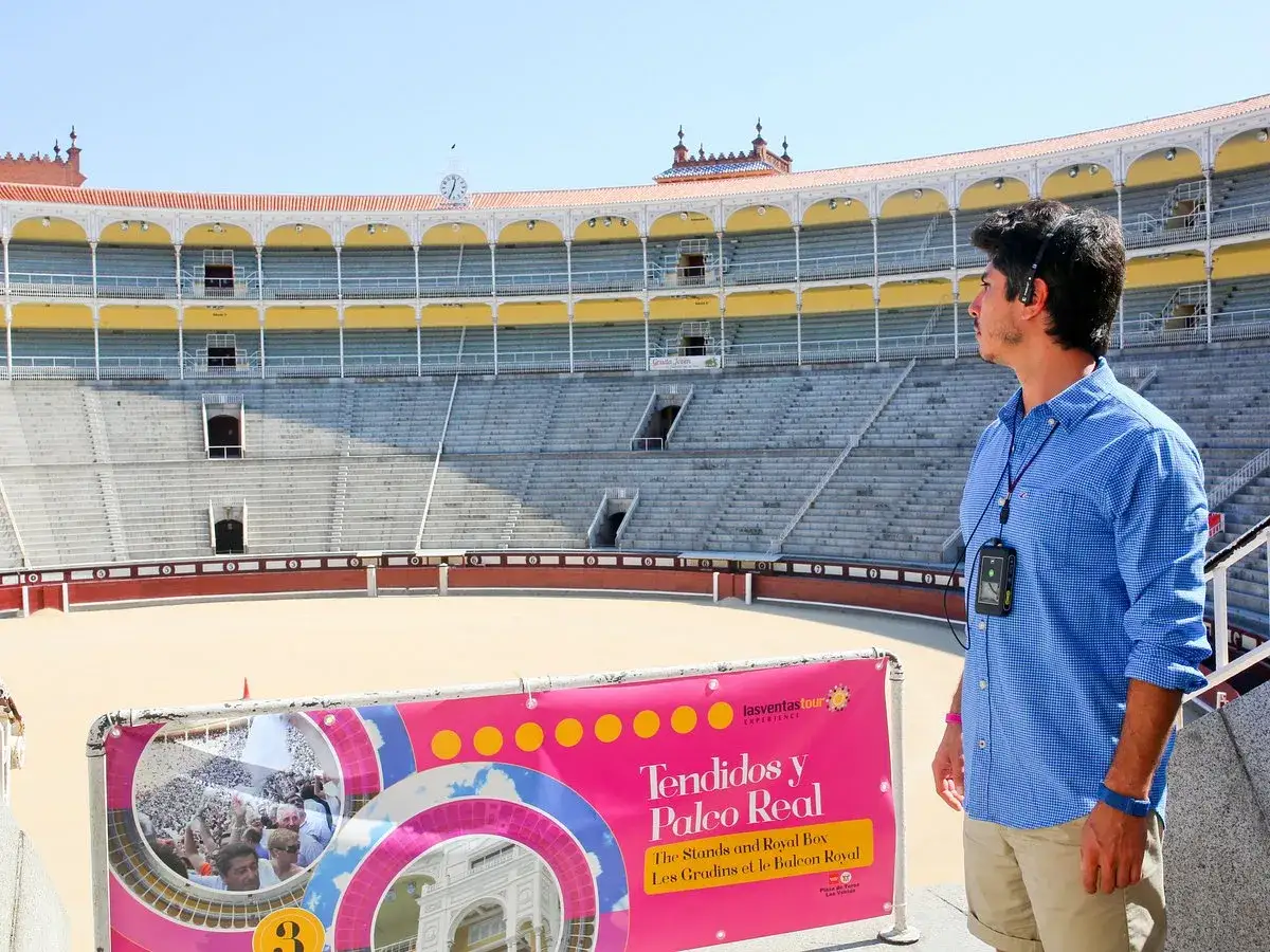 Un gu&iacute;a tur&iacute;stico en la plaza de toros de Las Ventas, Madrid, explica la historia de las ventas, un lugar que evoca emociones fuertes y a veces peligroso.