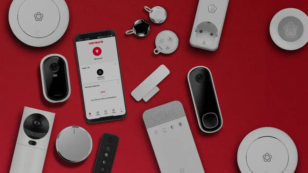 Verisure-produkter, inklusive en mobil med appen, kameror och larmkomponenter, arrangerade på en röd bakgrund. Tänk dig att styra ditt smarta hem med Verisure och Google Home.