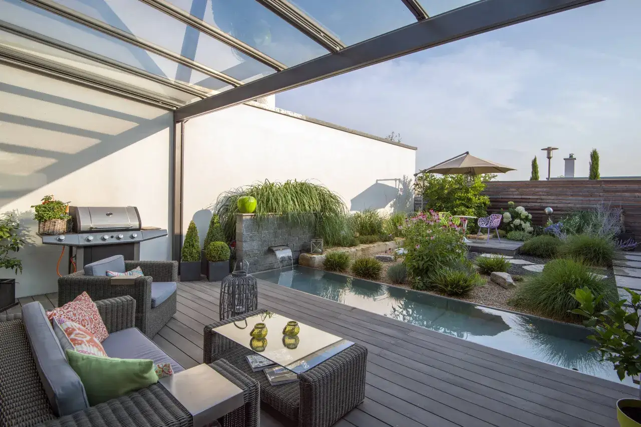Eine moderne dachterrasse gestalten mit Lounge-Möbeln, Grill, Wasserspiel und üppiger Bepflanzung. Perfekt für entspannte Stunden.