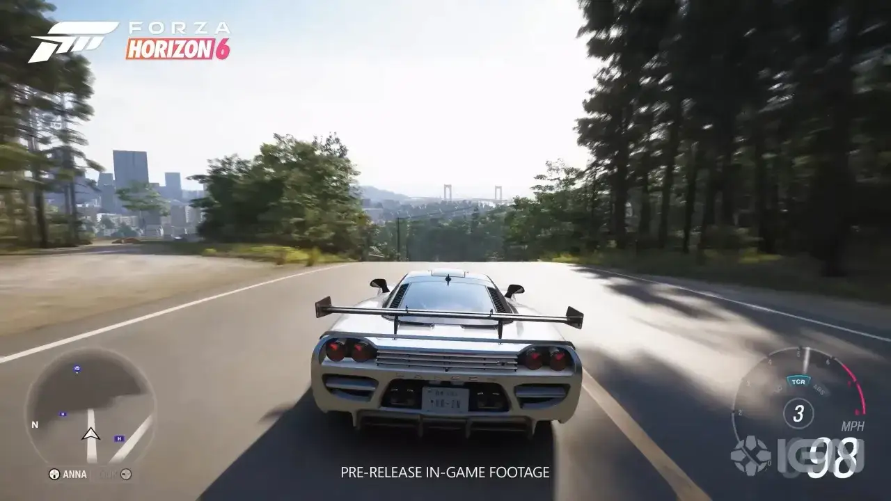 Srebrne auto pędzi drogą w lesie, zbliża się premiera Forza Horizon 6. Widok zza kierownicy, widać prędkościomierz i mapę.