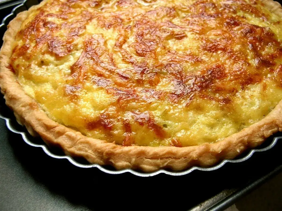 Une quiche aux poireaux dor&eacute;e et app&eacute;tissante, avec une cro&ucirc;te croustillante et une garniture cr&eacute;meuse. Parfaite pour un repas r&eacute;confortant.