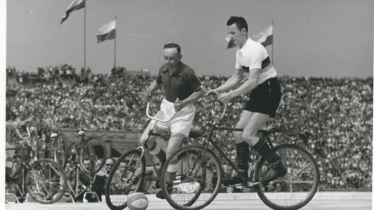 Piłka rowerowa historyczne zdjęcie meczu