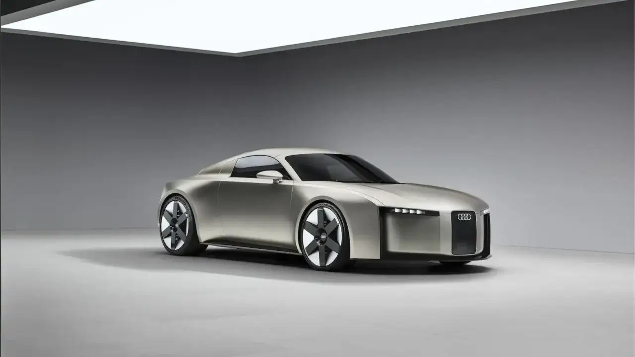 Futuristischer Audi TT Nachfolger in Silber, mit markanten LED-Leuchten und aerodynamischem Design.