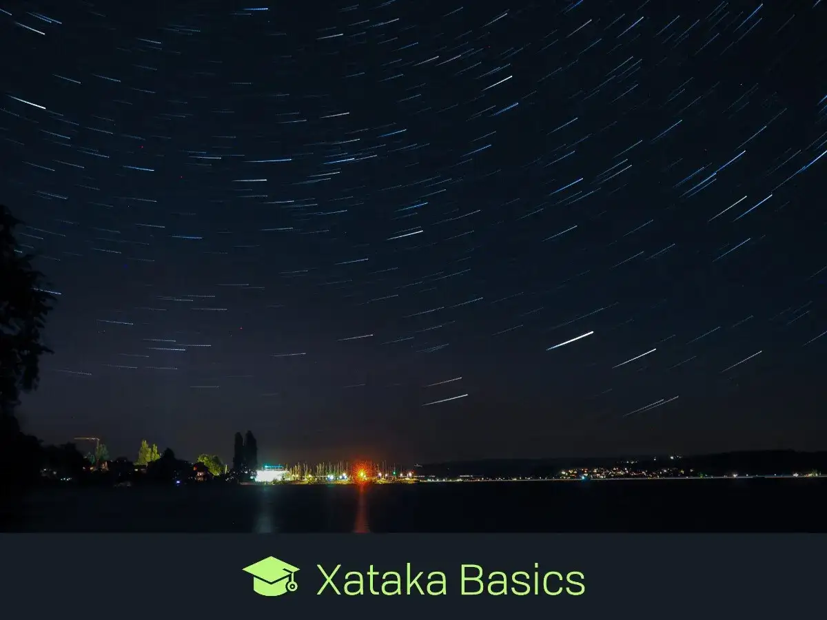 Cielos estrellados con estelas de estrellas y luces de ciudad. Ideal para saber donde ver las Perseidas en Madrid.