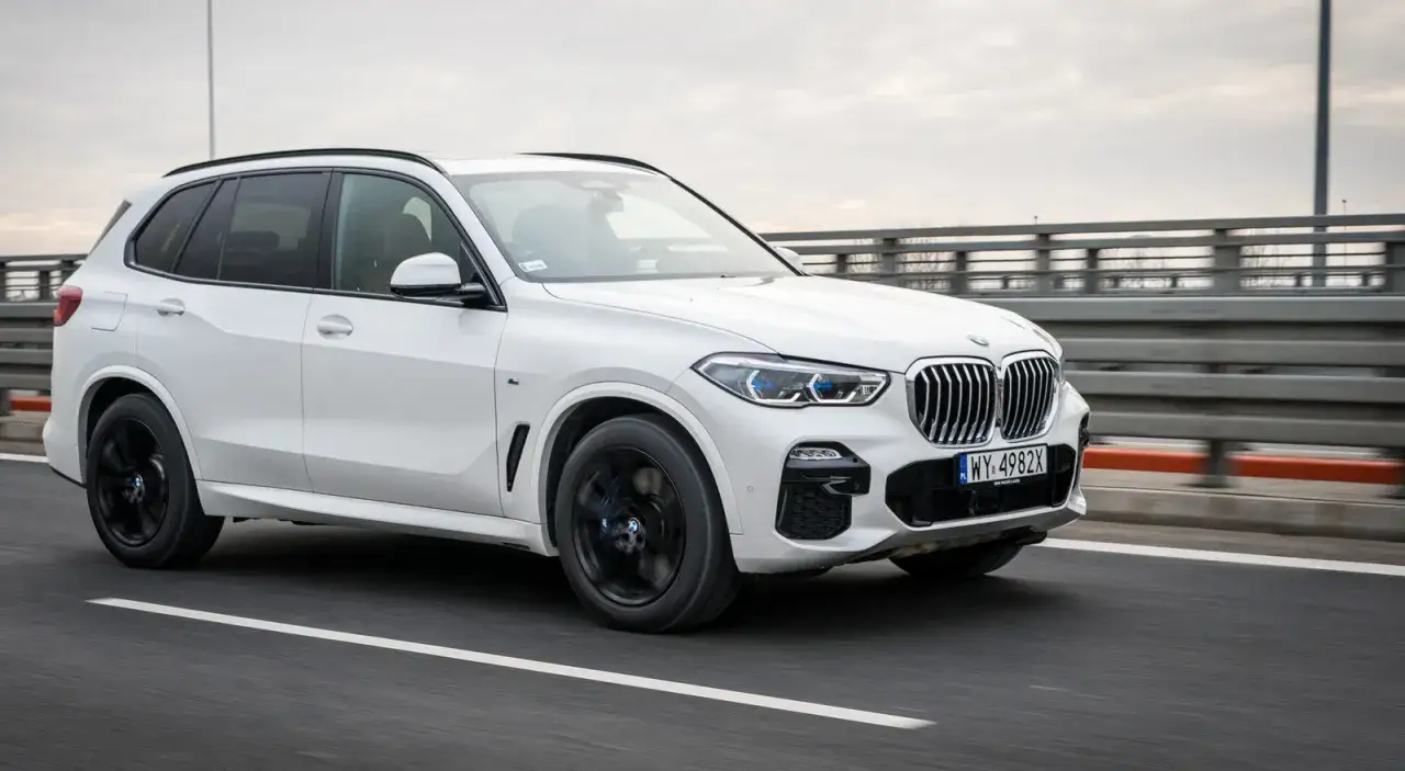 Białe BMW X5 2025 na drodze, z czarnymi felgami i sportowym wyglądem.
