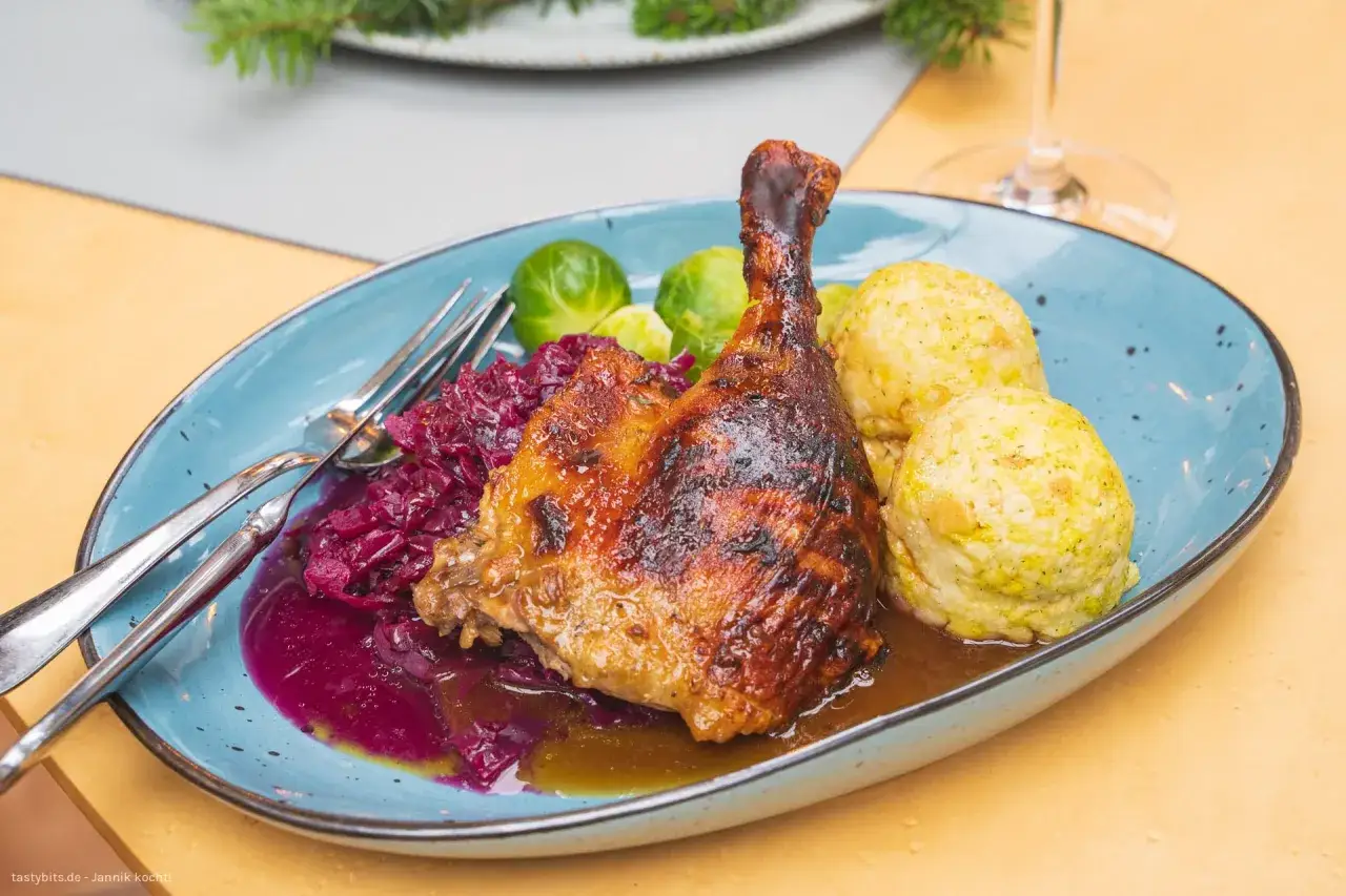 Knusprig gebratene **Ente zubereiten** ist eine Kunst. Hier ein Gericht mit Rotkohl, Klößen und Rosenkohl.