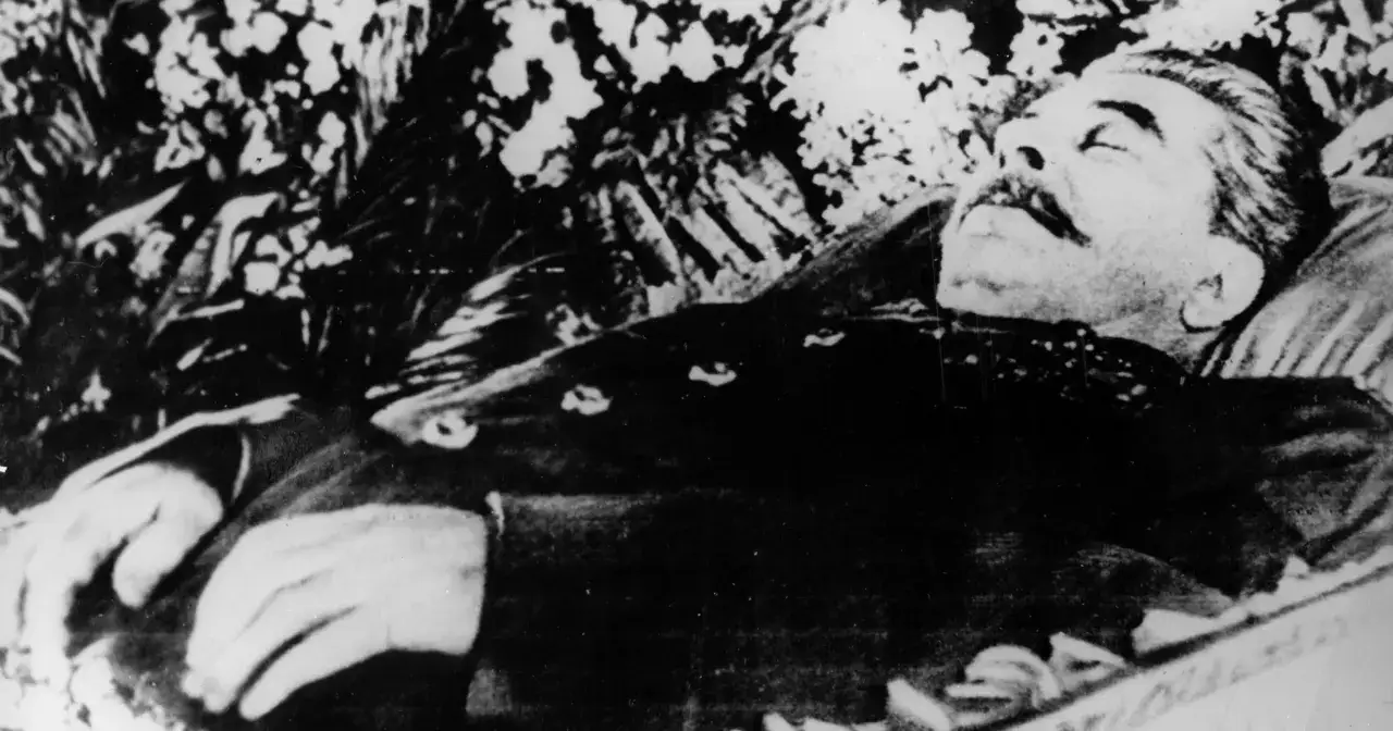 Iosif Stalin leży w trumnie. Oficjalnie na co zmarł Stalin, to udar m&oacute;zgu, choć krążą r&oacute;żne teorie.