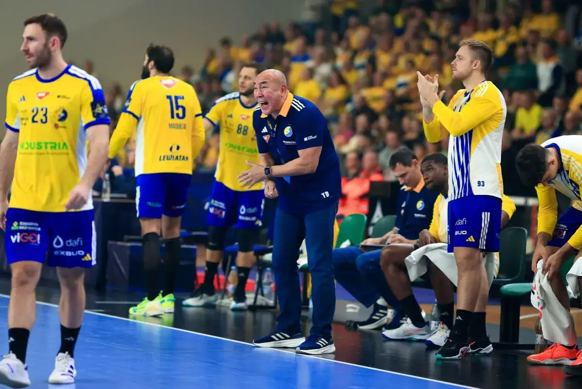 Trener krzyczy do zawodników w żółtych koszulkach z numerami 23, 15, 88. To mecz nantes klub.