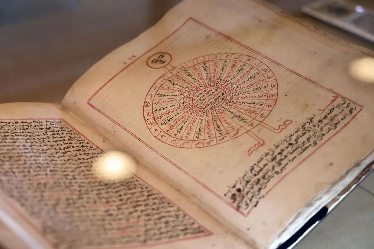 Altes Buch mit arabischer Schrift und einem Kreisdiagramm. M&ouml;glicherweise ein Koran aus Israel, der historische Einblicke bietet.