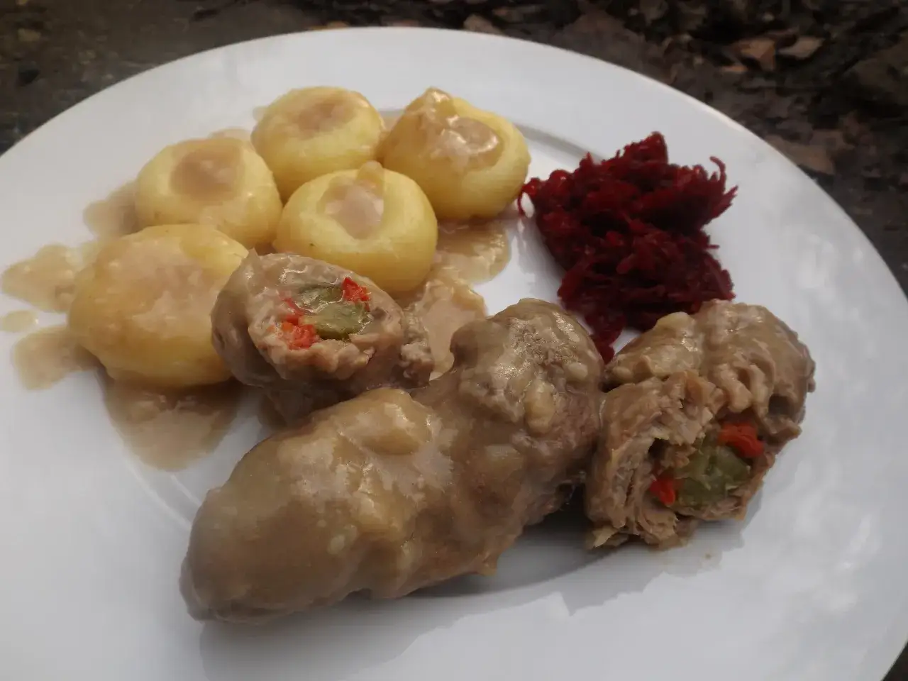 Pyszne zrazy z karkówki w sosie, podane z kluskami śląskimi i buraczkami.