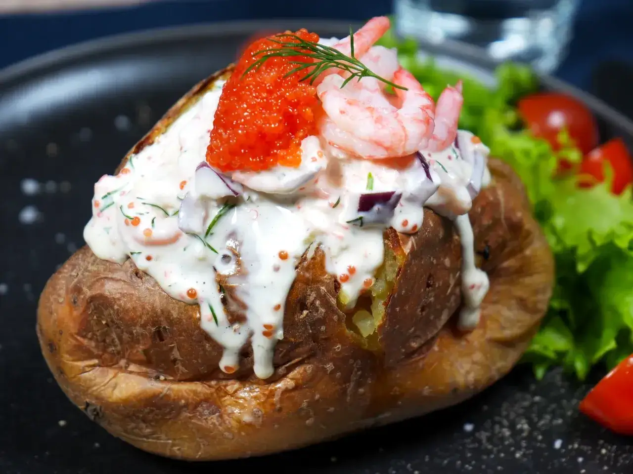 Bakad potatis med en kr&auml;mig fyllning av r&auml;kor, rom och dill. En festlig och god r&auml;tt!