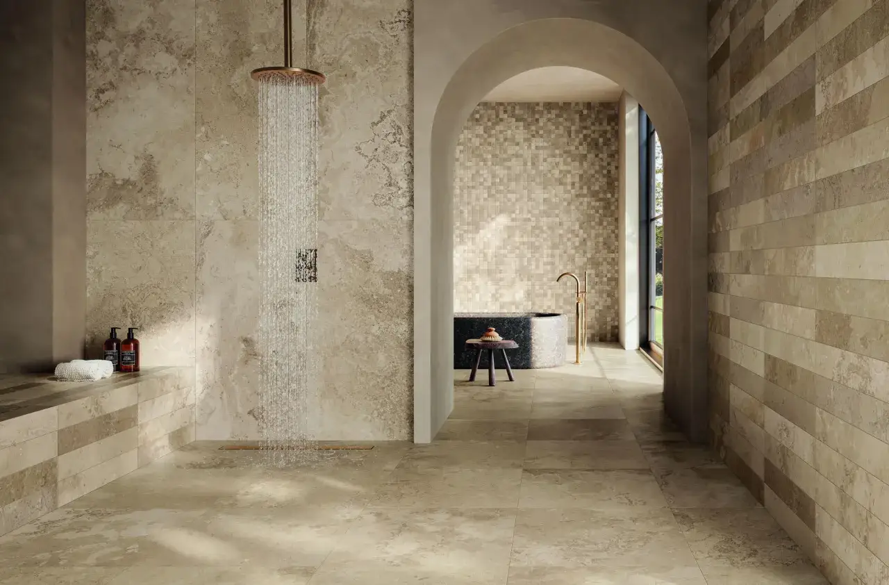 Douche moderne avec carrelage effet pierre naturelle. La question 