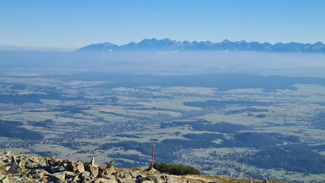 Widok z Babiej Góry. Wysokość 1725 m n.p.m. pozwala podziwiać Tatry w oddali.