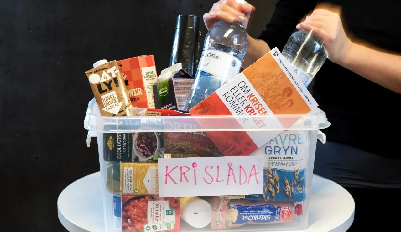 En krisl&aring;da fylld med matvaror som havredryck, havregryn, b&ouml;nor och tomater. Perfekt f&ouml;r att ha v&auml;rme p&aring;sar och f&ouml;rn&ouml;denheter redo.