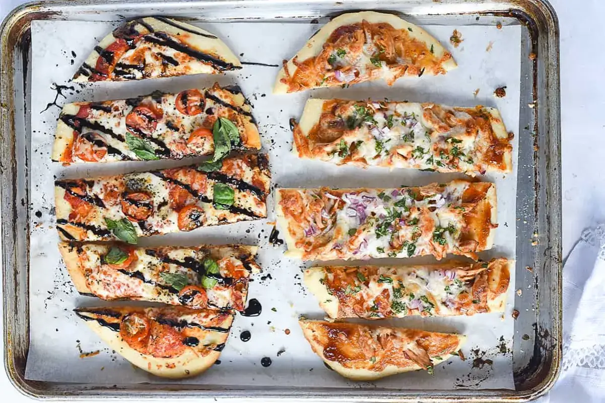 D&eacute;licieuses id&eacute;es pour que faire avec une p&acirc;te &agrave; pizza rectangulaire : des pizzas fines garnies de tomates, basilic, poulet et oignons rouges.