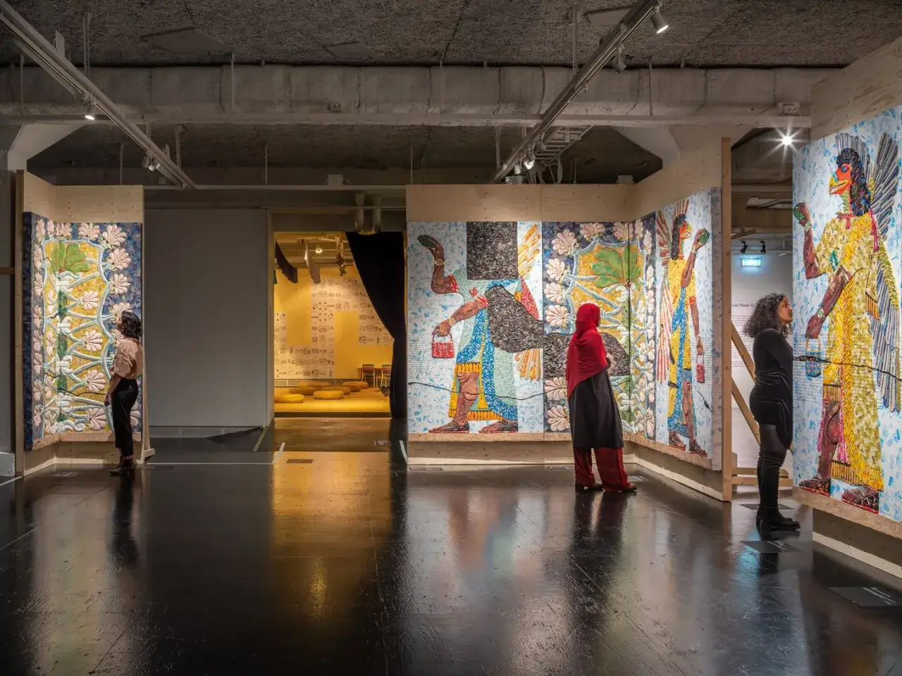 Besökare beundrar färgstark konst på ett museum i Stockholm. En gratis utställning som lockar många.