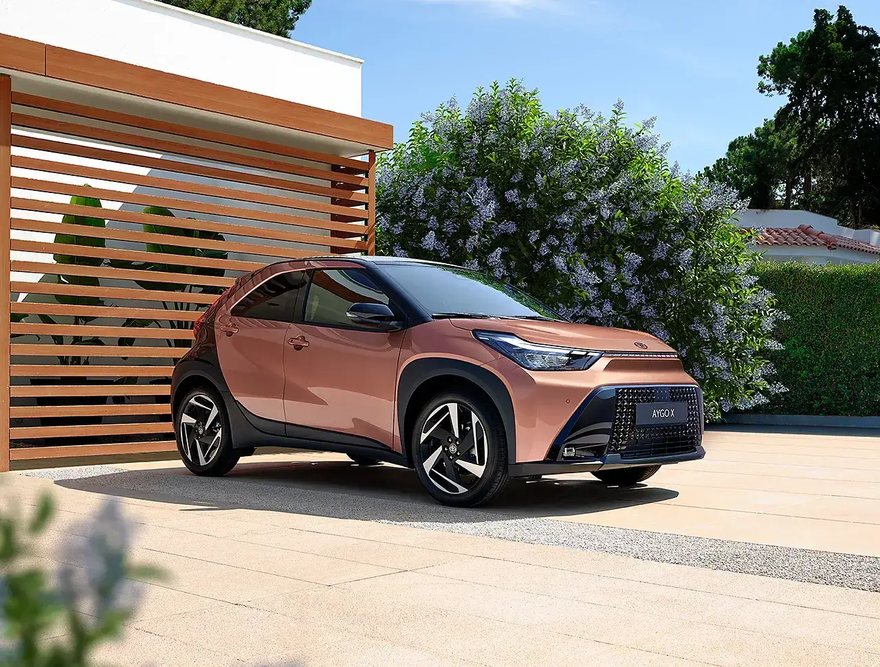 Nowy Aygo X w kolorze miedzianym. Sprawdź atrakcyjną toyota hybryda cena i wybierz swój wymarzony model.