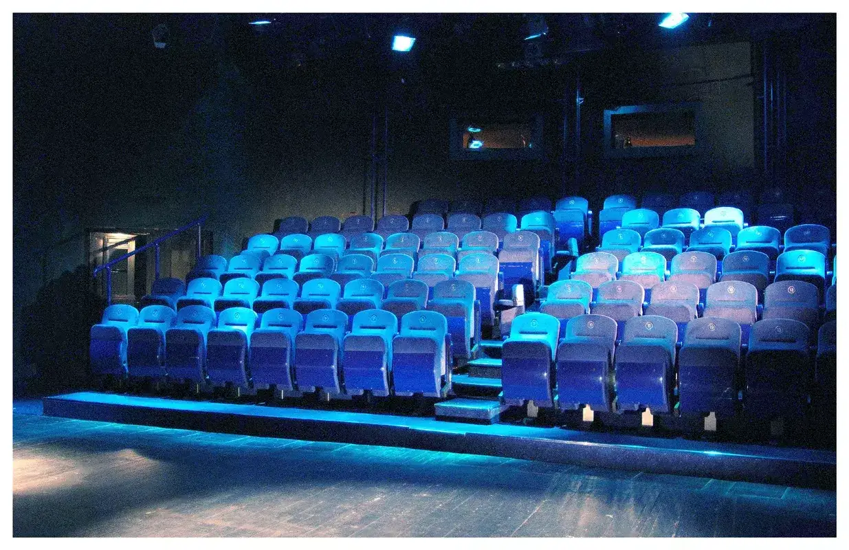 Puste, niebieskie fotele na widowni Teatru Jaracza w Łodzi czekają na widzów. Sprawdź repertuar i zarezerwuj miejsce!