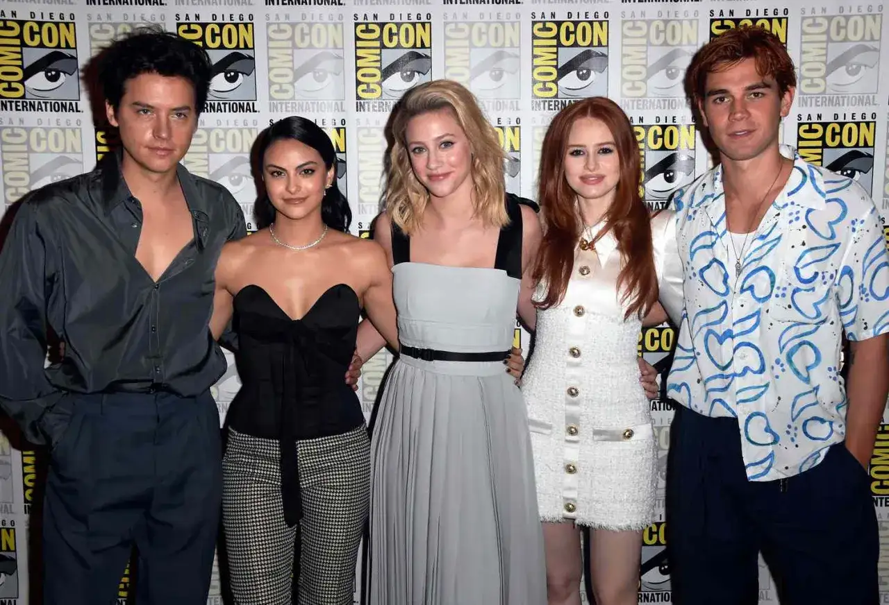 Riverdale obsada: Cole Sprouse, Camila Mendes, Lili Reinhart, Madelaine Petsch i KJ Apa pozują na ściance Comic-Con.