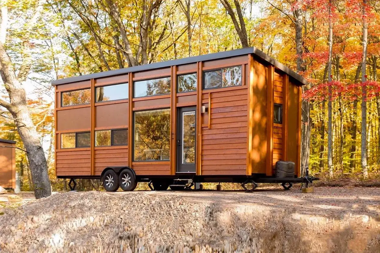 Mobil home de madera en otoño, ideal para disfrutar del paisaje. Busca la mejor calefacción para mobil home y mantente cálido.