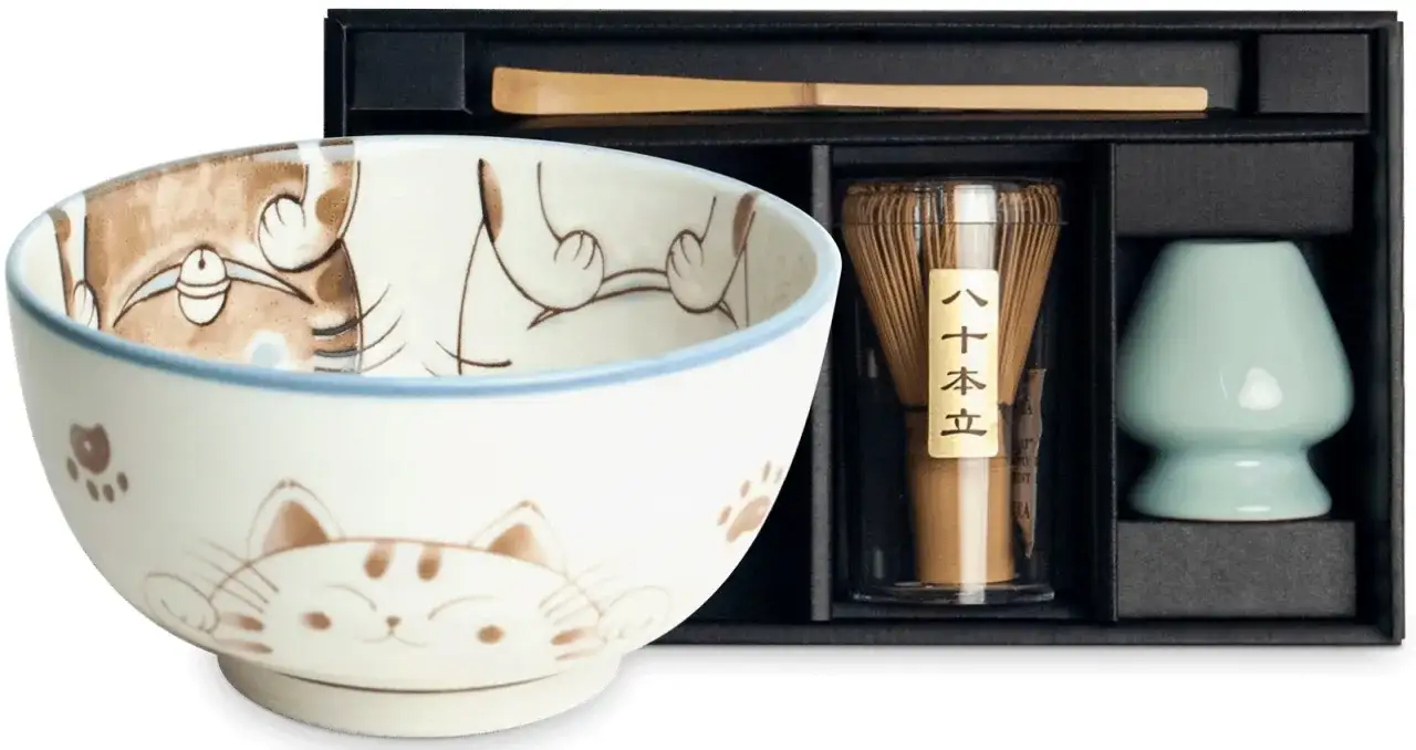 Zestaw do herbaty matcha z uroczymi kotkami. Idealny pomysł, co warto przywieźć z Japonii dla miłośnik&oacute;w ceremonii.
