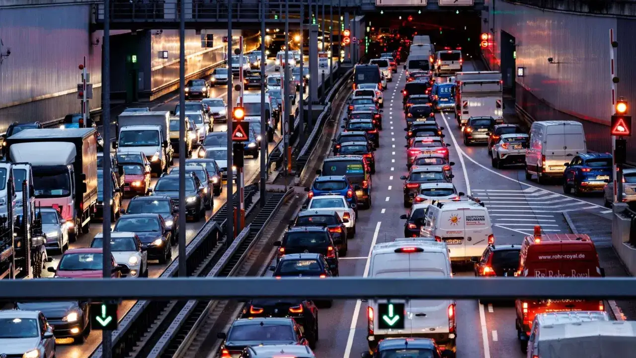 Stau auf der Autobahn. Viele Autos und LKW stehen im dichten Verkehr. Die durchschnittliche Pendelzeit Deutschland scheint hier sehr lang zu sein.