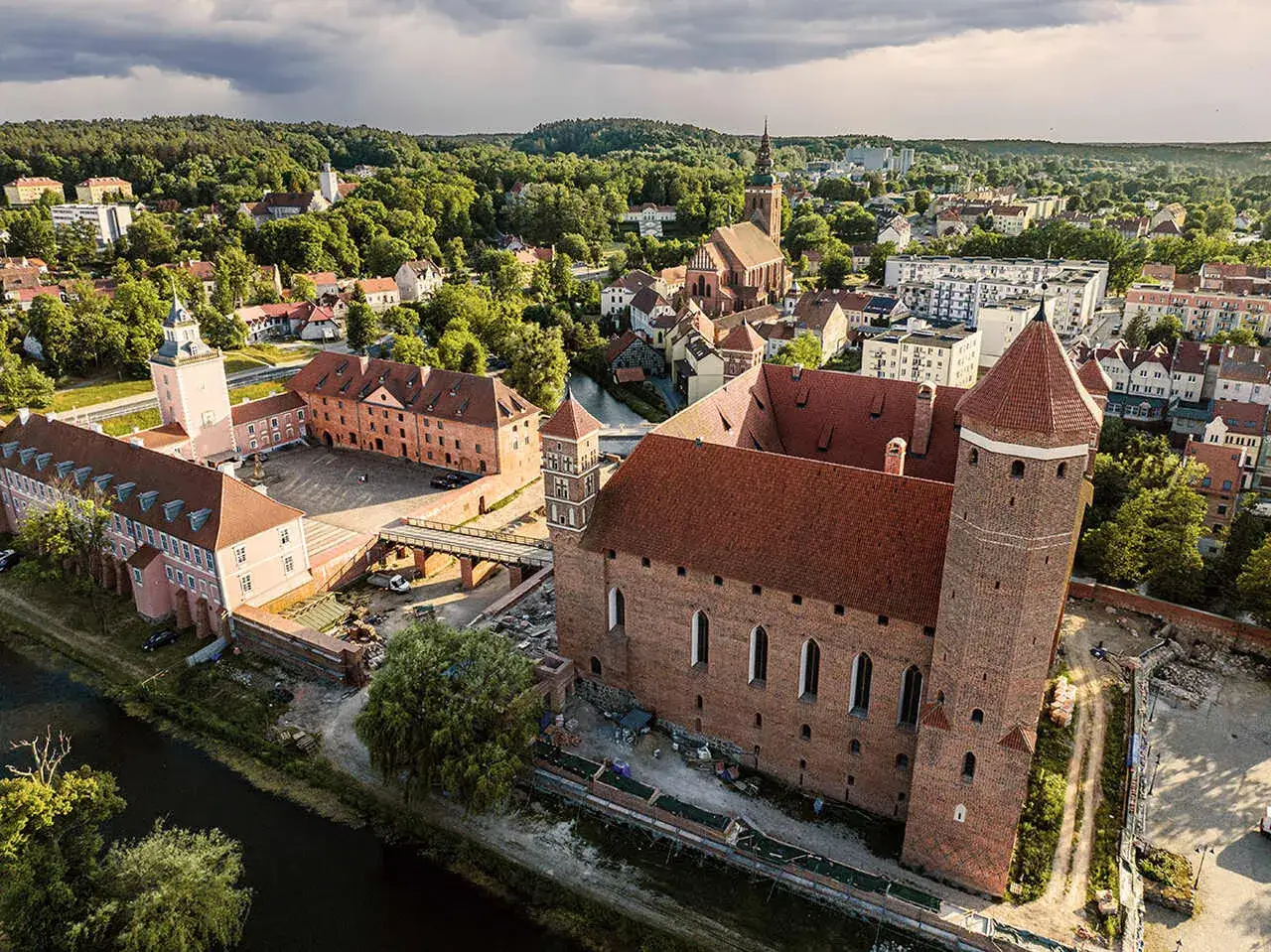 Zamek w Lidzbarku Warmińskim, jedna z głównych atrakcji regionu, z lotu ptaka.