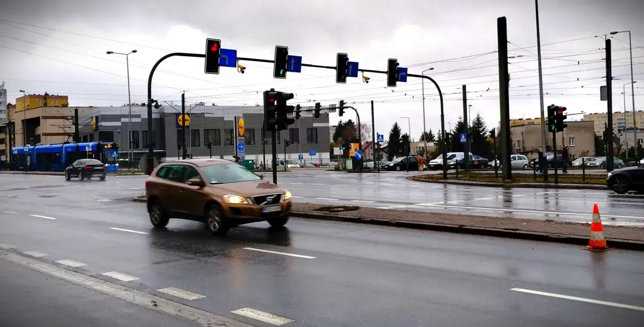 Na mokrej drodze, przy czerwonym świetle, samochód przejeżdża przez skrzyżowanie. Ile punktów za przejazd na czerwonym świetle?