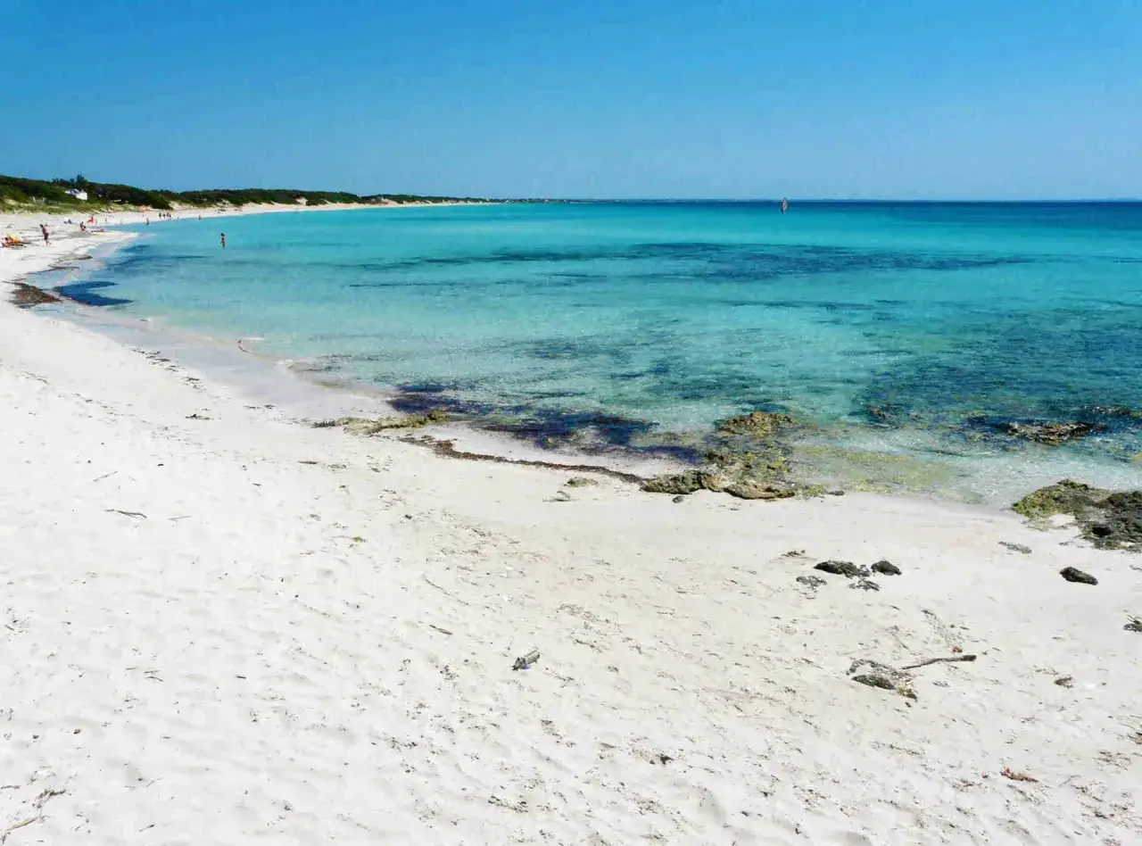 Spiaggia bianca e mare cristallino, un assaggio de le 10 spiagge più belle del Salento.