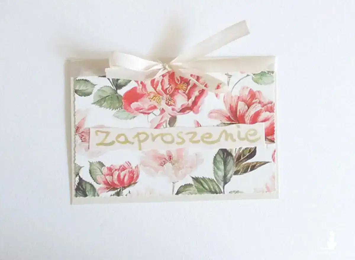 Eleganckie zaproszenie tekstowe z motywem różowych kwiatów, przewiązane wstążką.