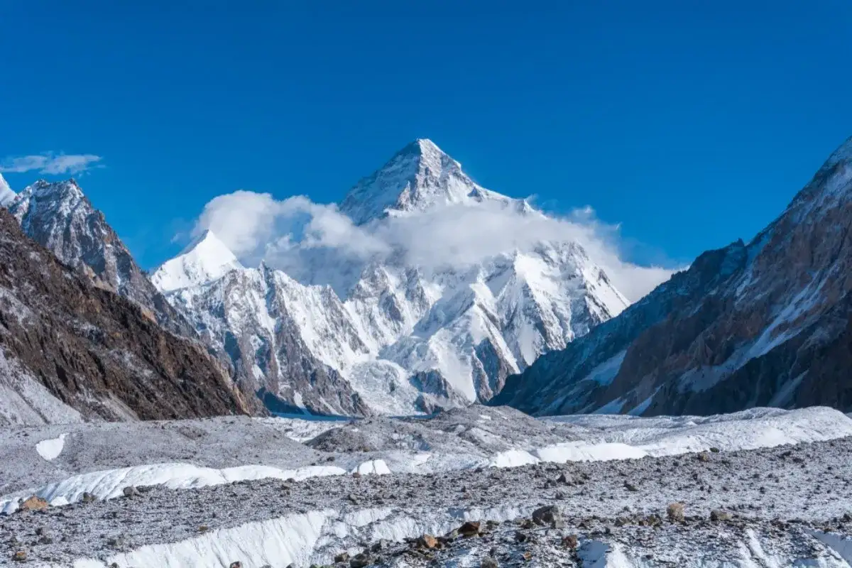 Majestatyczny, pokryty śniegiem najwyższy szczyt Karakorum, K2, g&oacute;ruje nad lodowcem.