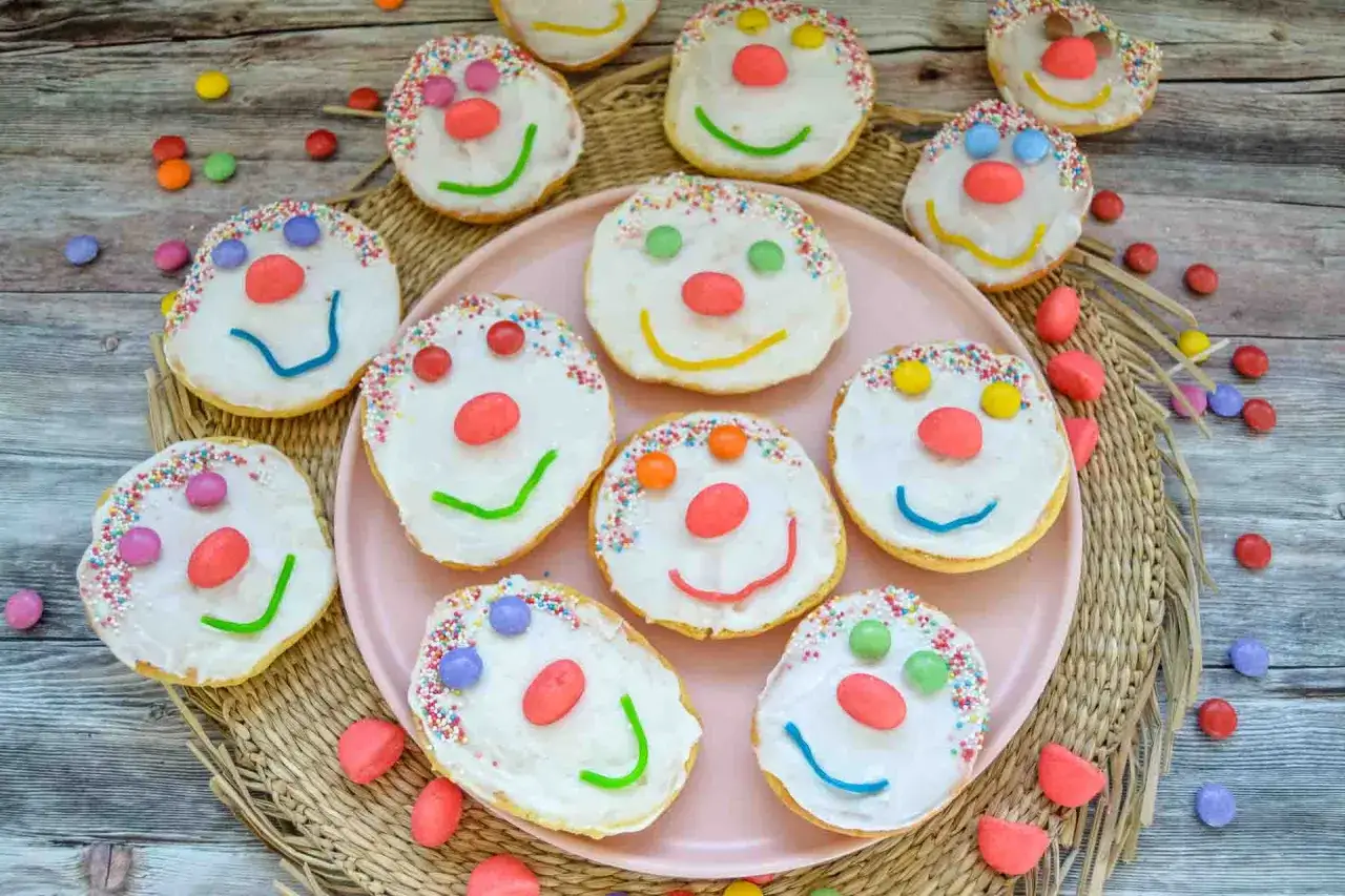 Fr&ouml;hliche mini Amerikaner mit bunten Smarties als Augen und Nasen, die wie Clowns aussehen.