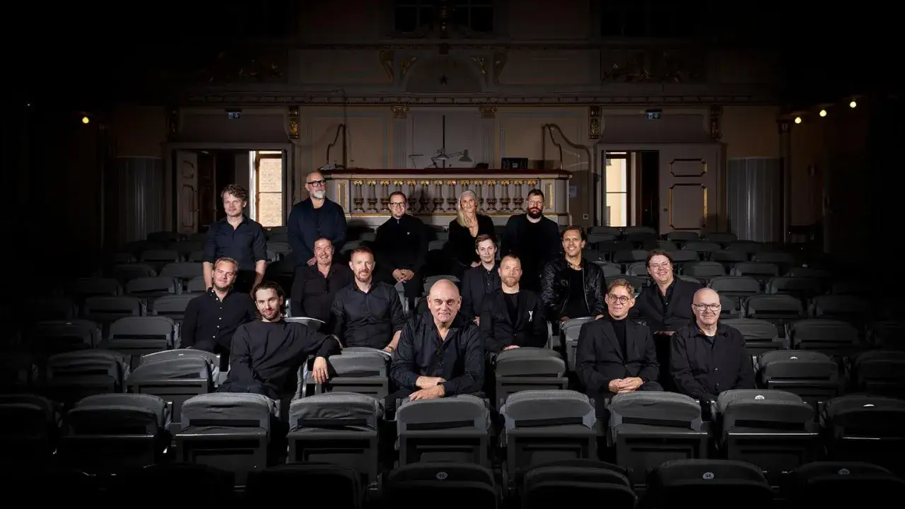 Ensemblen för storbandsjazz i Stockholm poserar i en teatersalong.