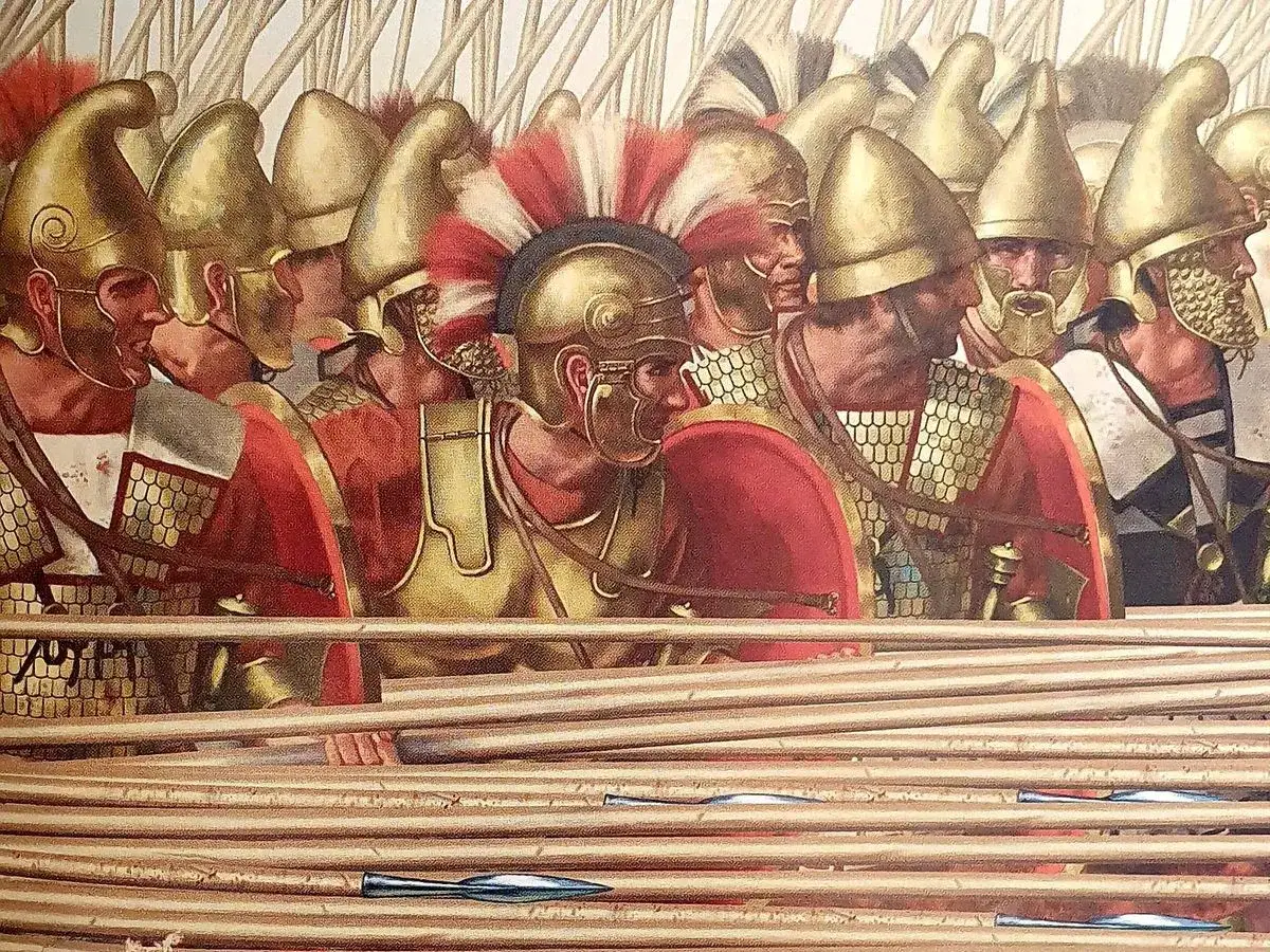Soldados macedonios con armadura dorada y escudos rojos, listos para la batalla de Pidna.
