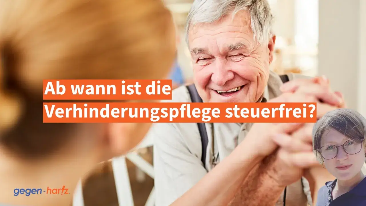 Ein älterer Mann lächelt, während eine jüngere Frau ihn unterstützt. Die Frage 