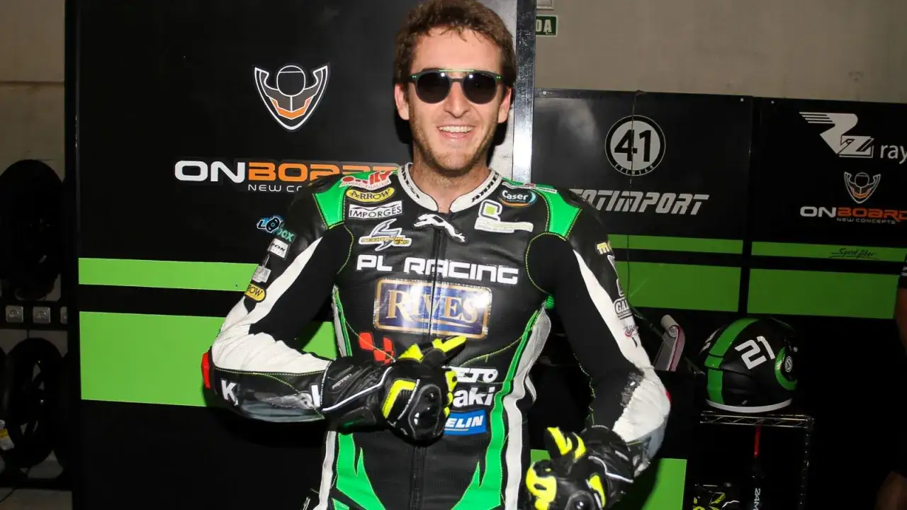 Lucas de Ulacia, piloto de carreras, sonr&iacute;e con gafas de sol y su traje de competici&oacute;n.