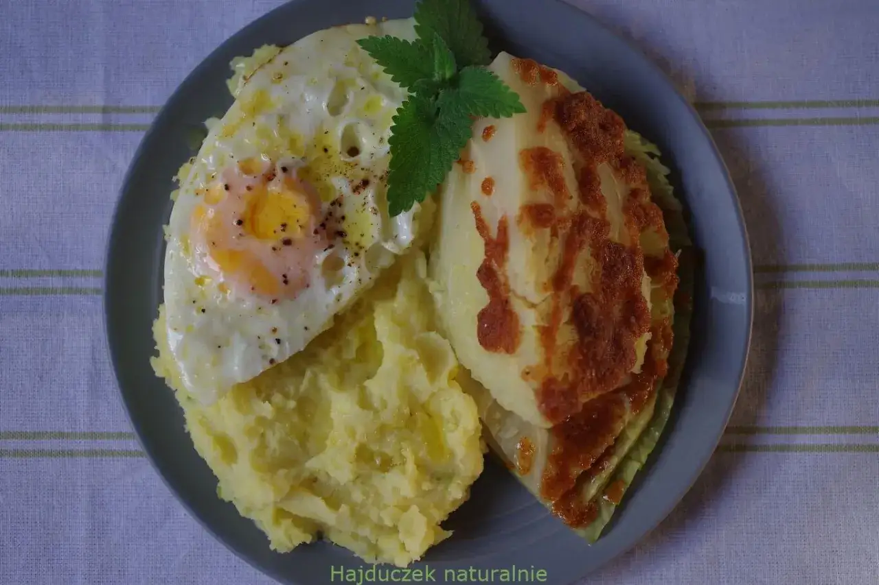 Kapusta włoska przepisy: smażona kapusta z jajkiem sadzonym i puree ziemniaczanym. Pyszne i proste danie.
