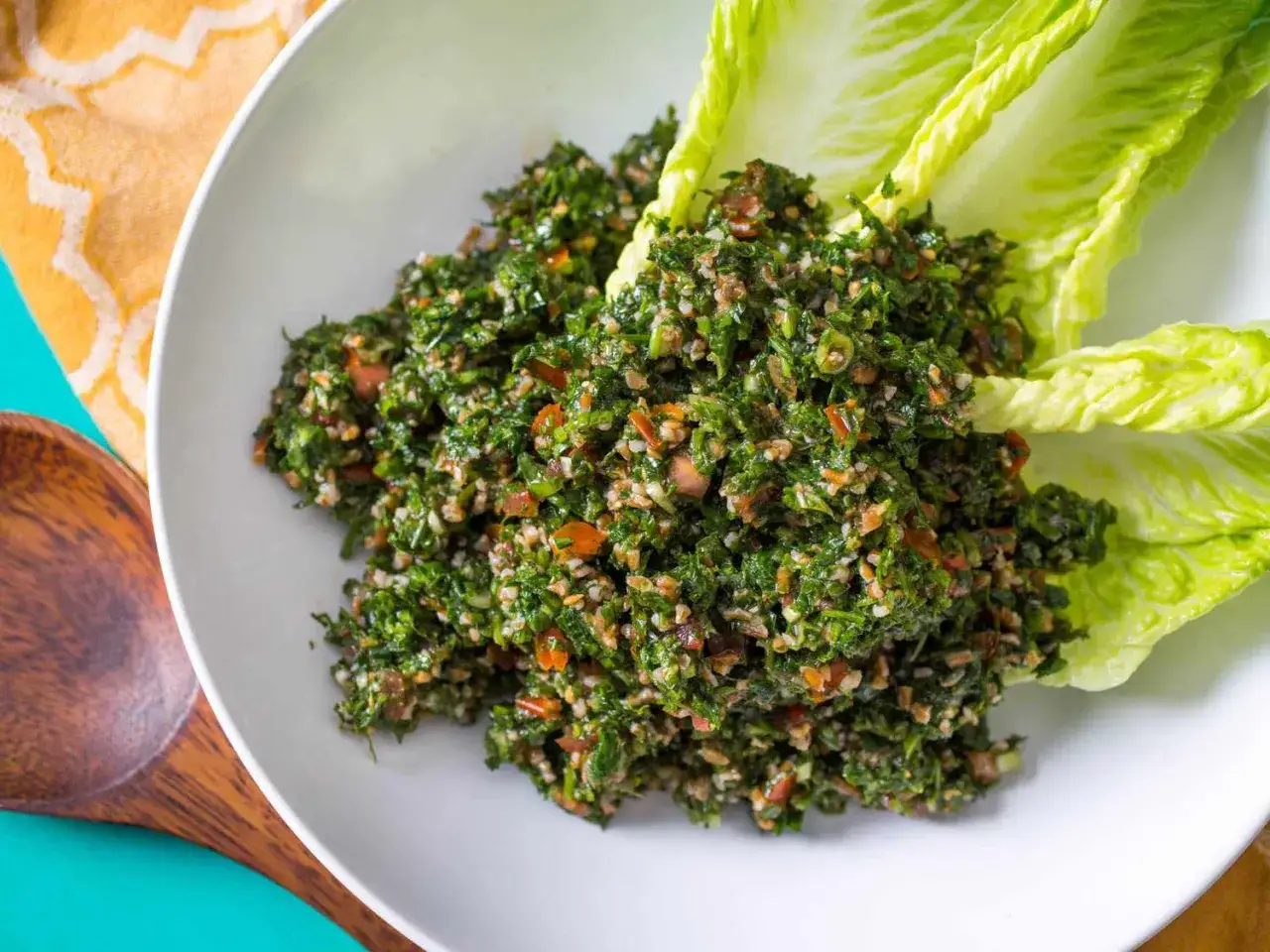 En skål med fräsch tabbouleh, perfekt för ett enkelt tabbouleh recept. Serveras med krispiga salladsblad.