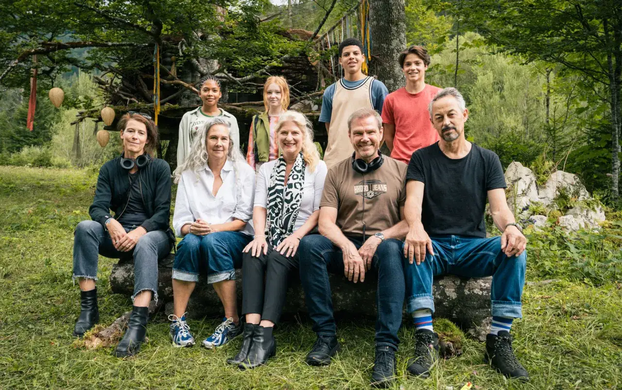 Die besetzung von Woodwalkers (film) posiert im Freien vor einem Baumhaus.