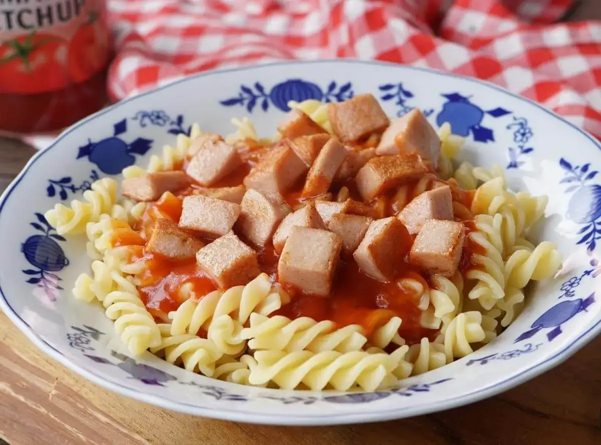 Fusilli-Nudeln mit Tomatenso&szlig;e und Wurstw&uuml;rfeln, ein einfaches und warmes Abendessen.