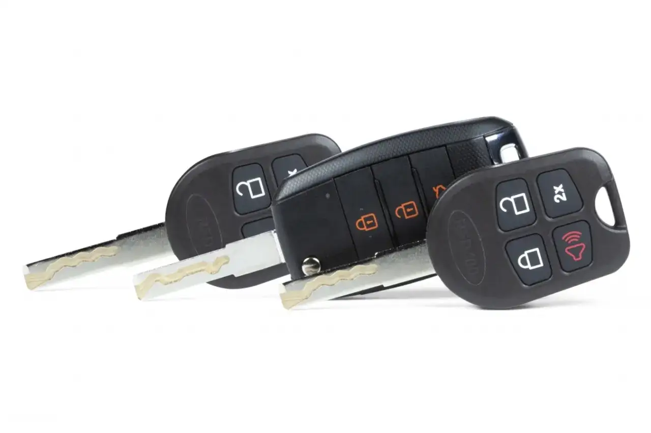 Tre chiavi auto moderne, pronte per duplicare la tua chiave auto e garantirti la massima comodità.