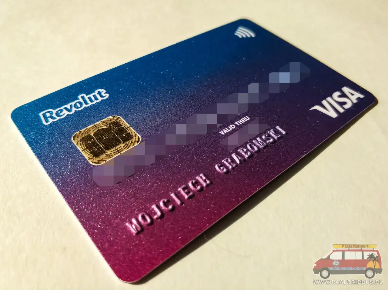Revolut karta fizyczna z chipem i logo Visa. Idealna do podr&oacute;ży i płatności zbliżeniowych.