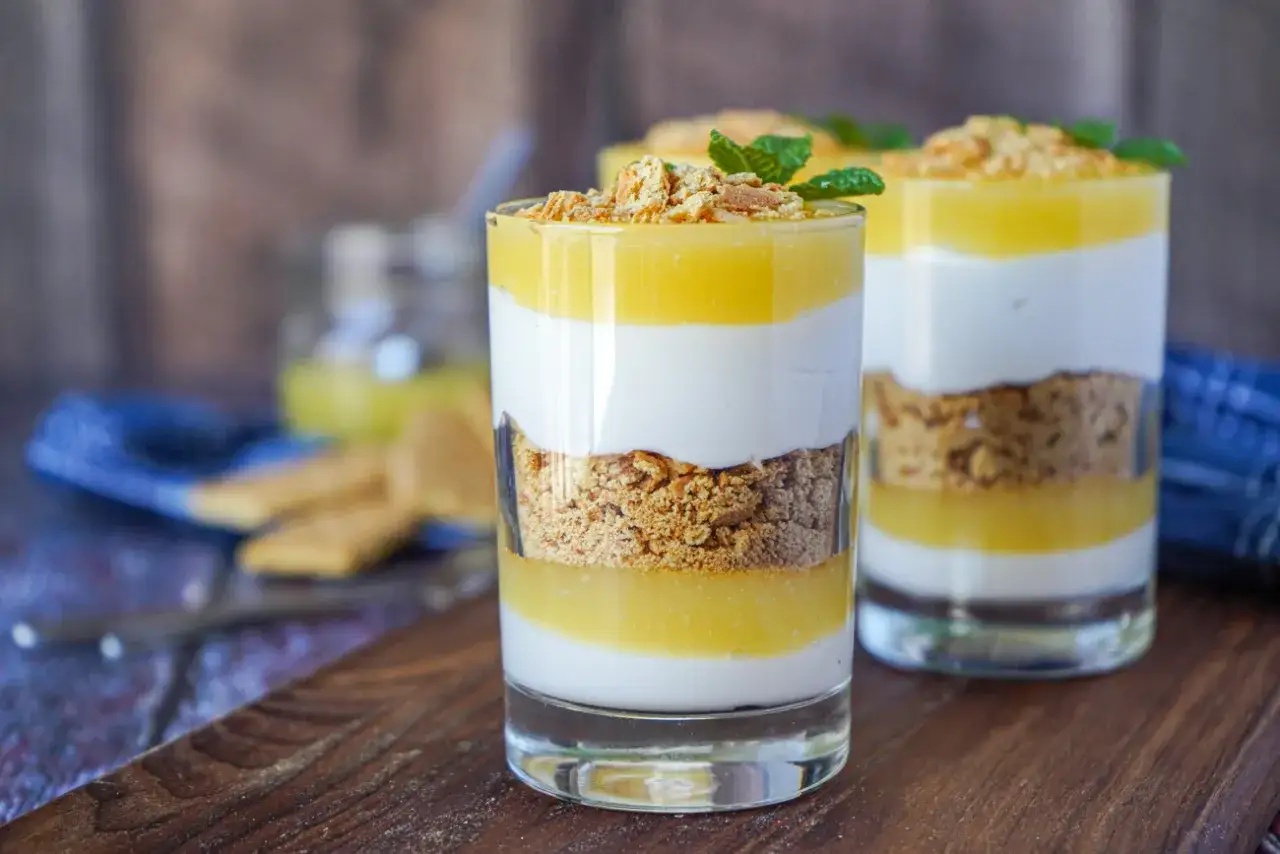 Desserts en verrines : couches de biscuit &eacute;miett&eacute;, cr&egrave;me blanche et un d&eacute;licieux lemon curd, garnies de menthe.