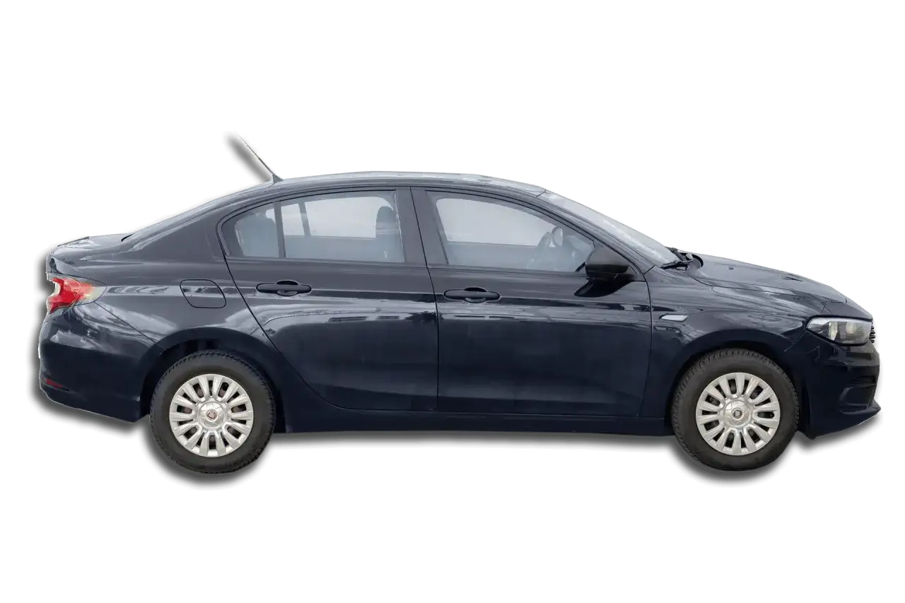 Ciemnogranatowy fiat tipo sedan z antenką na dachu, gotowy do podróży.