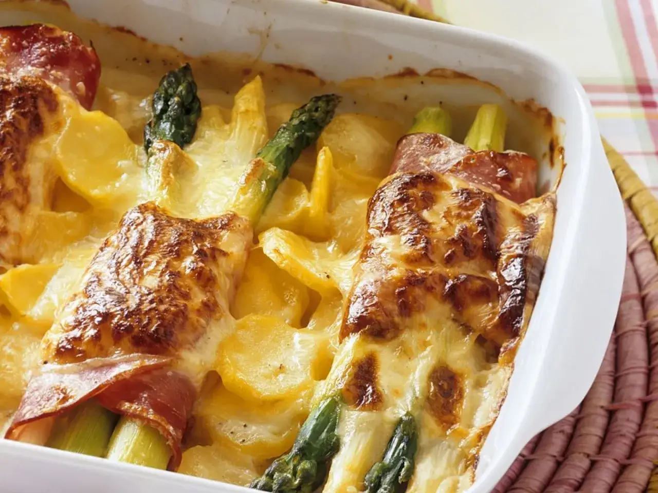 Ein köstlicher Spargel Kartoffel Auflauf mit Schinken und überbacken mit Käse.