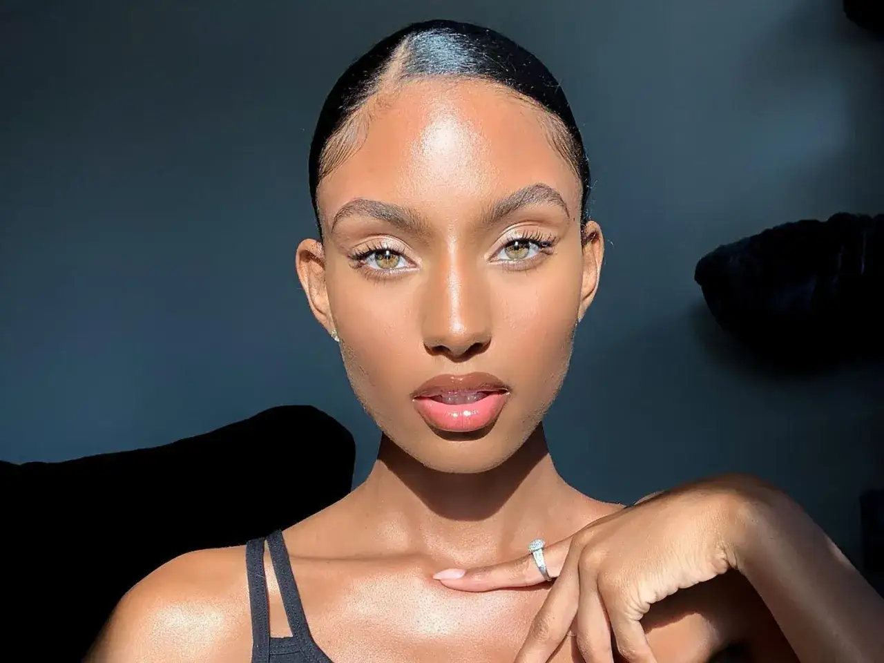 Un maquillage simple et naturel sublime le regard d'une jeune femme aux yeux verts, la peau lumineuse.